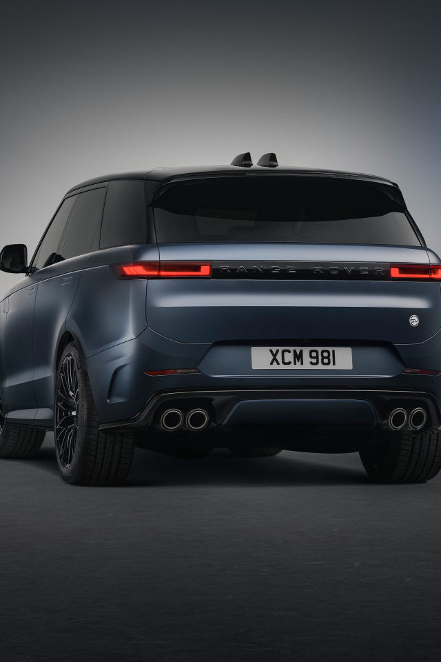 Вид сзади на автомобиль Range Rover Sport SV Edition Two 2024 года
