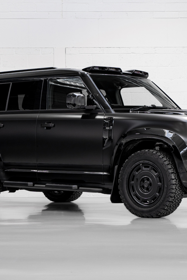 Большой черный автомобиль Land Rover Defender Widetrack 2024 года