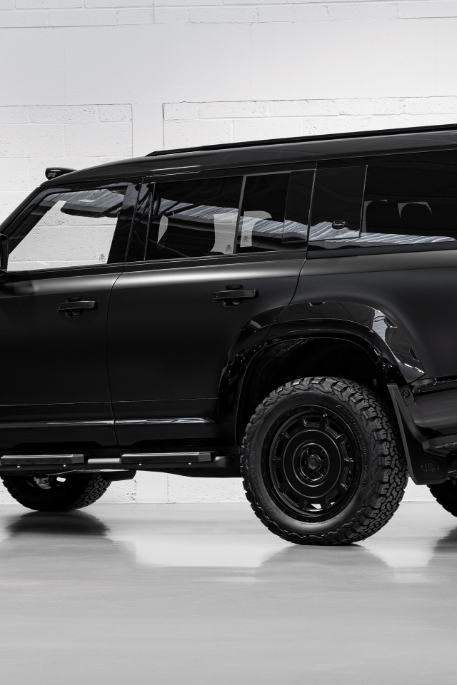 Черный внедорожник Land Rover Defender Widetrack 2024 года