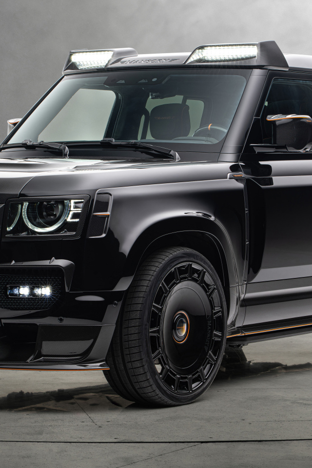 Черный автомобиль Mansory Land Rover Defender 110 Black Edition 2024  года