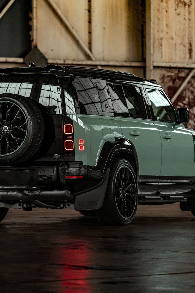 Вид сзади на джип Land Rover Defender 2024 года