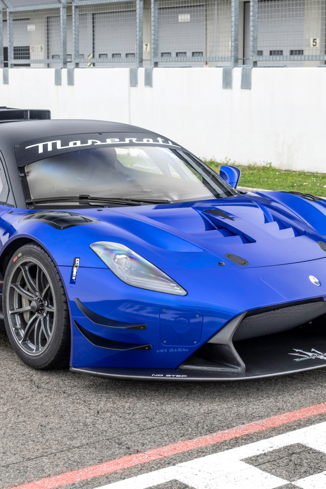 Синий автомобиль Maserati GT2  на трассе