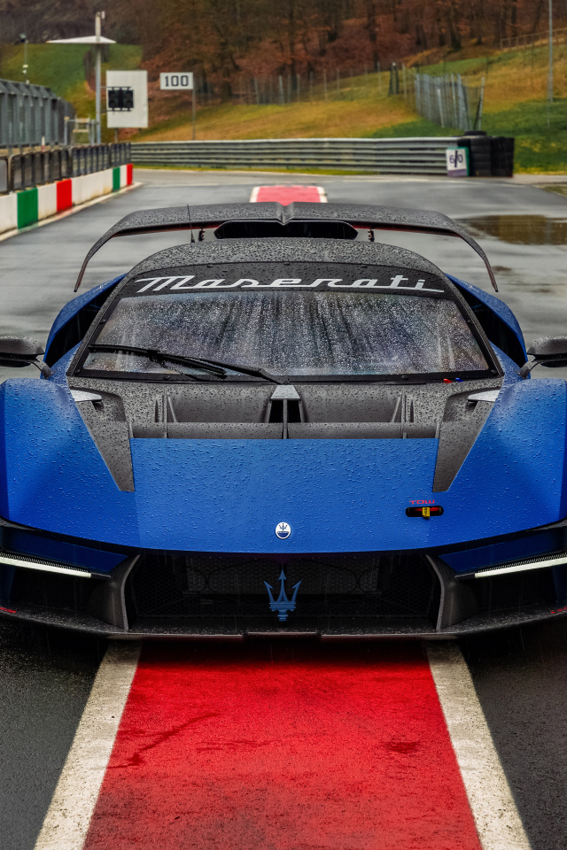 Синий автомобиль Maserati MCXtrema