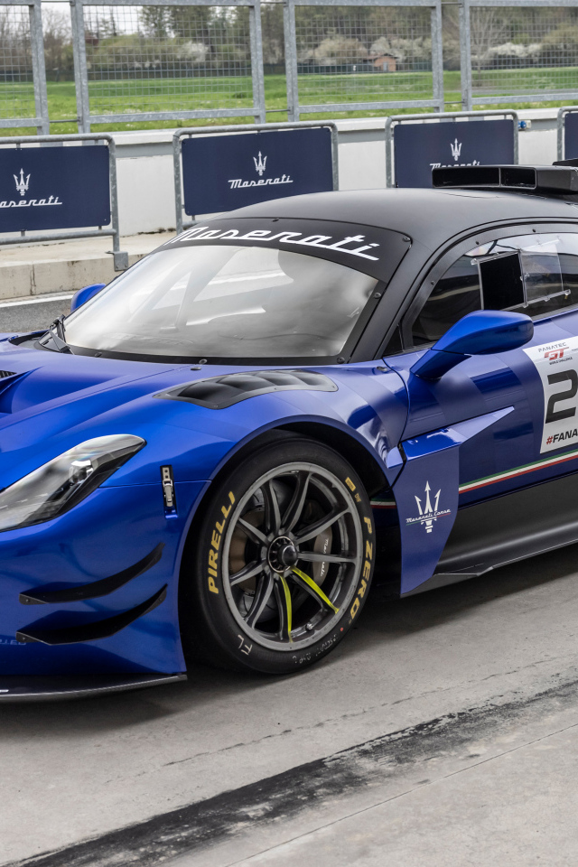 Синий спортивный автомобиль  Maserati GT2