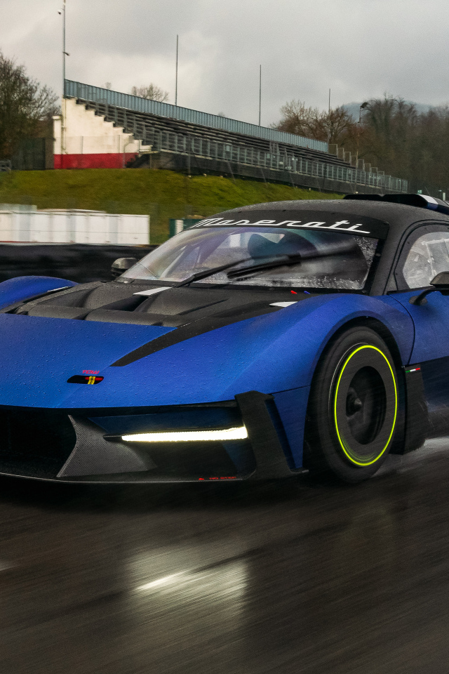 Синий спортивный автомобиль Maserati MCXtrema