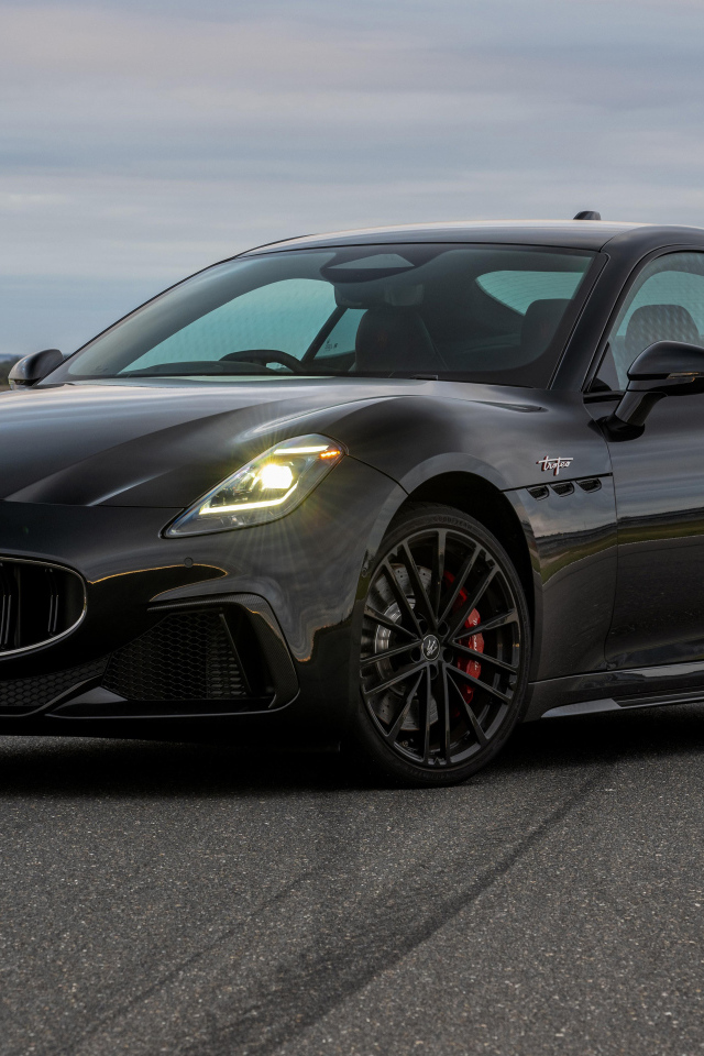 Дорогой черный Maserati GranTurismo Trofeo 2024 года