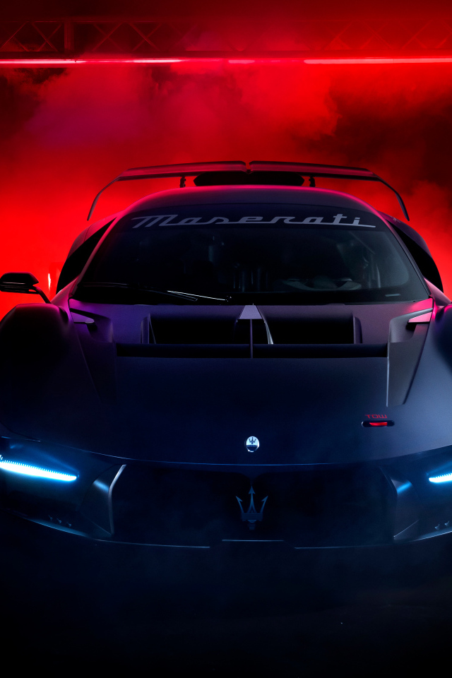 Вид спереди на автомобиль Maserati MCXtrema