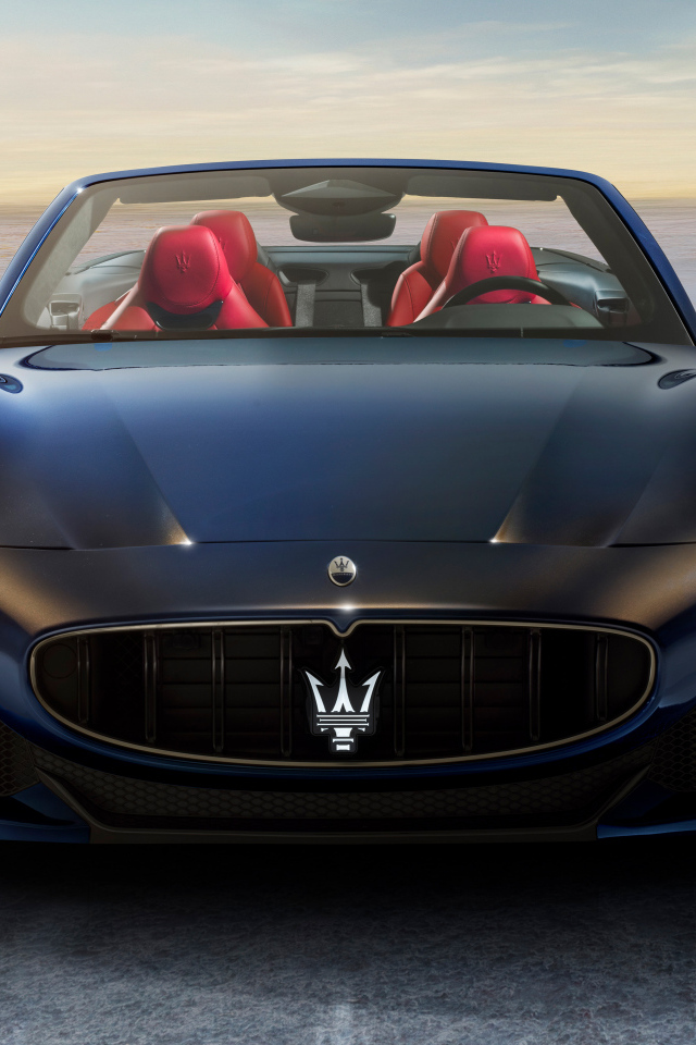 Вид спереди на автомобиль Maserati GranCabrio Trofeo 2024 года
