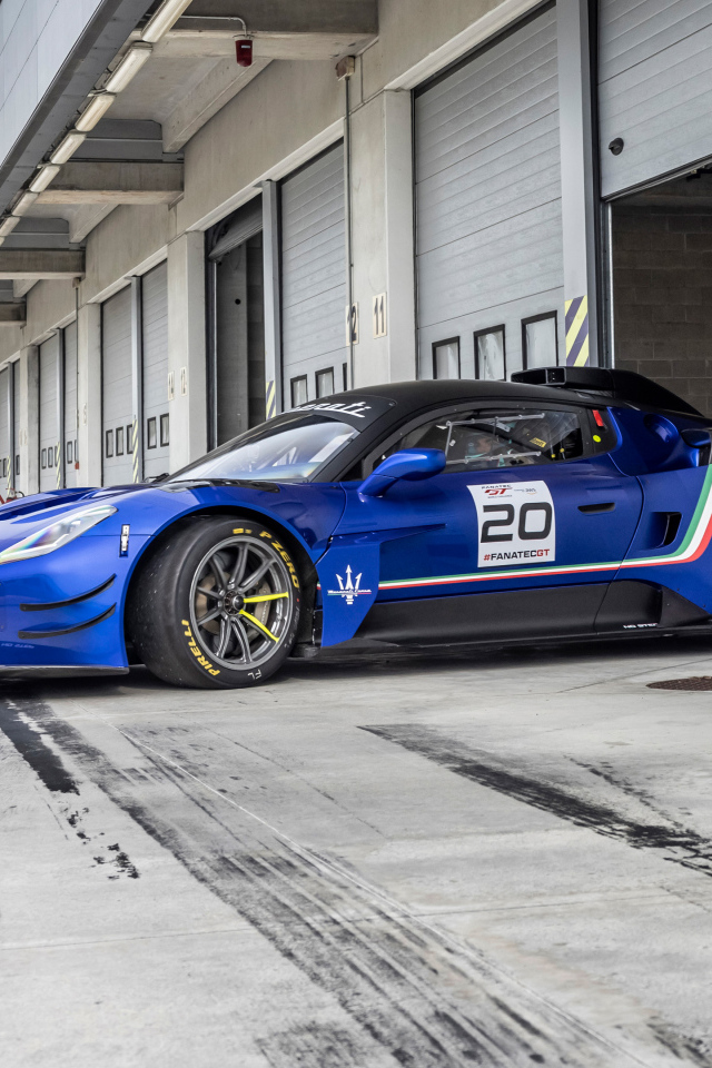 Автомобиль Maserati GT2 в гараже