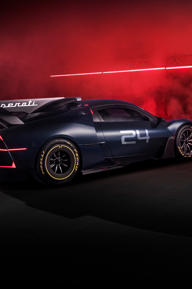 Вид сзади на спортивный автомобиль Maserati MCXtrema