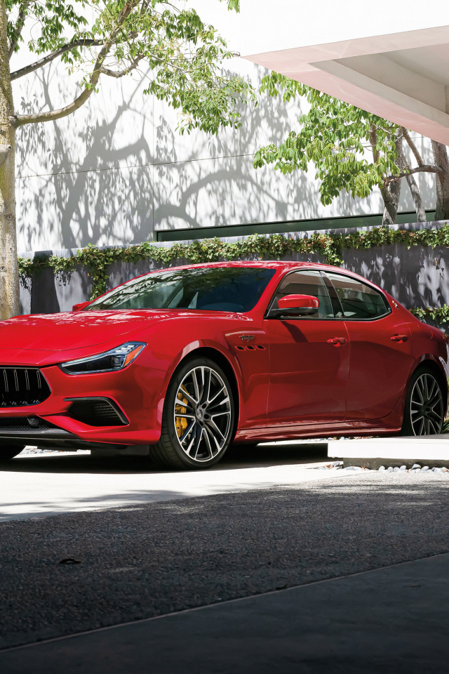 Красный автомобиль Maserati Ghibli Trofeo у дома