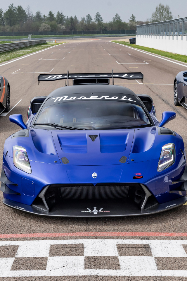 Спортивные автомобили Maserati MC20 на старте