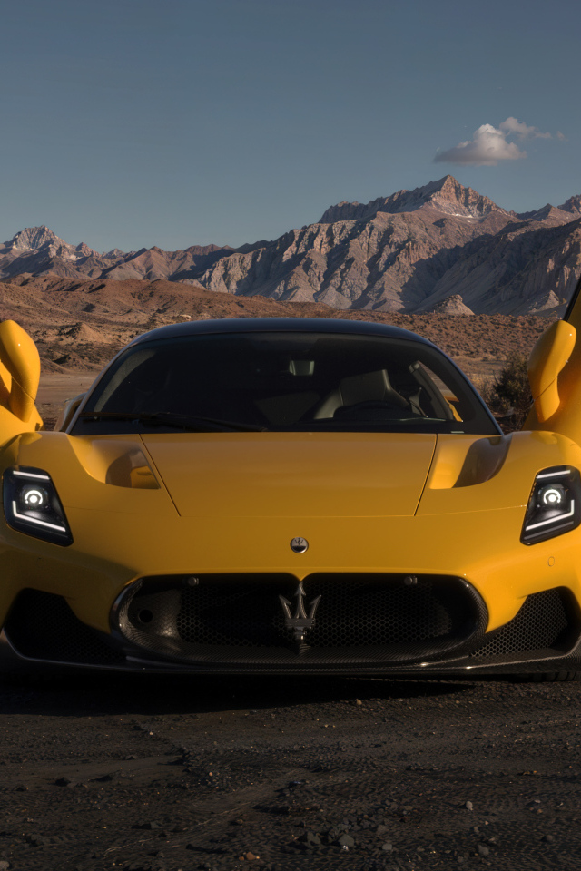 Желтый спорткар Maserati MC20 с открытыми дверями