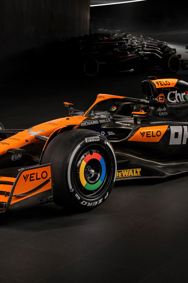 Гоночный автомобиль McLaren MCL38 Formula 1 2024 года на черном фоне