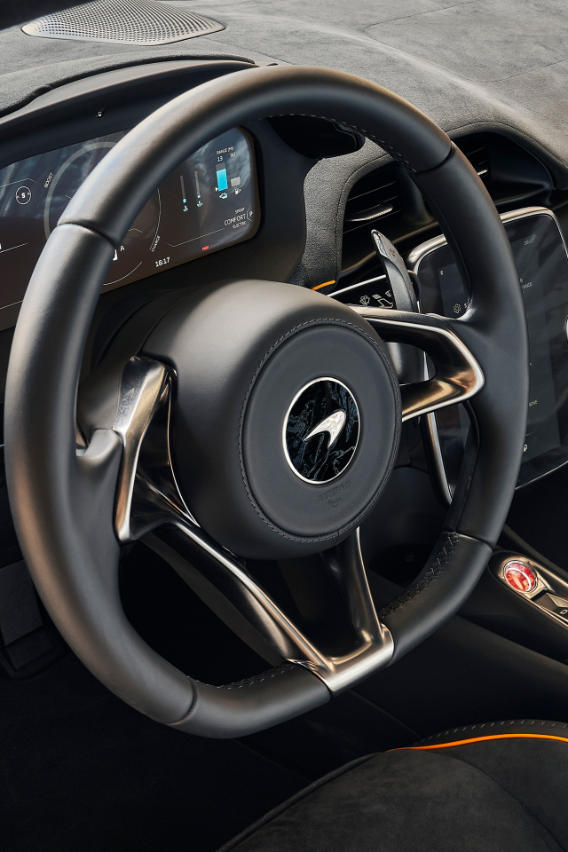 Черный кожаный салон автомобиля McLaren Artura