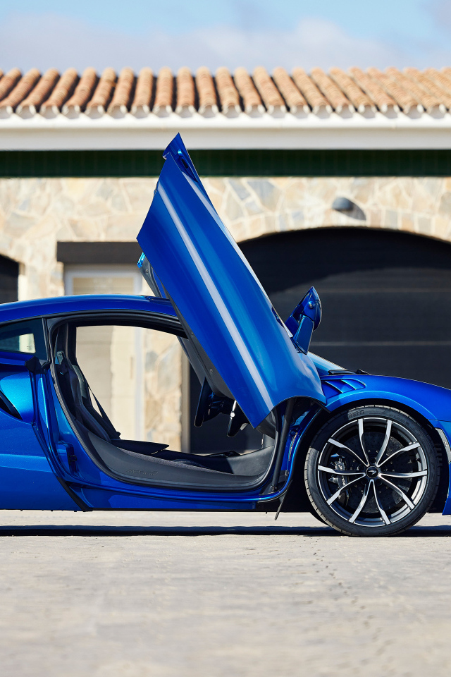 Синий автомобиль McLaren Artura с открытыми дверями