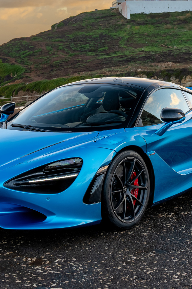 Синий быстрый автомобиль McLaren 750S Coupe