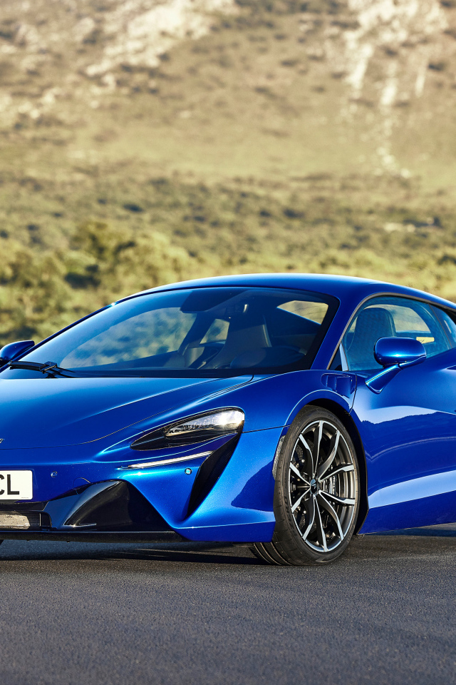 Синий быстрый автомобиль McLaren Artura