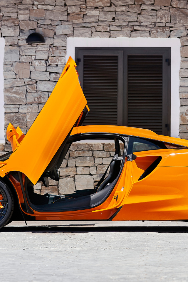 Быстрый McLaren Artura с открытыми дверями