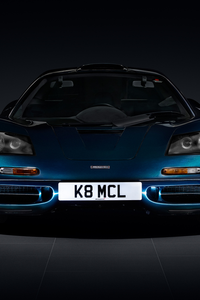 Вид спереди на спортивный автомобиль McLaren F1
