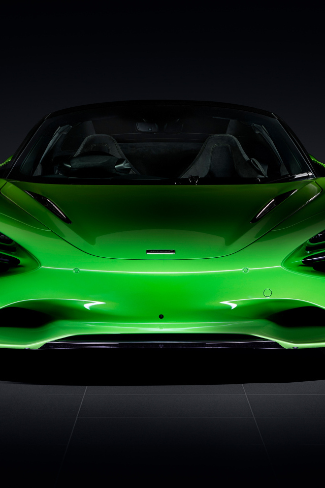 Вид спереди на зеленый автомобиль McLaren 750S