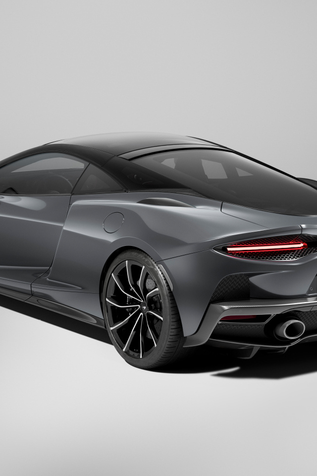 Серый автомобиль McLaren GTS 2024 года вид сзади