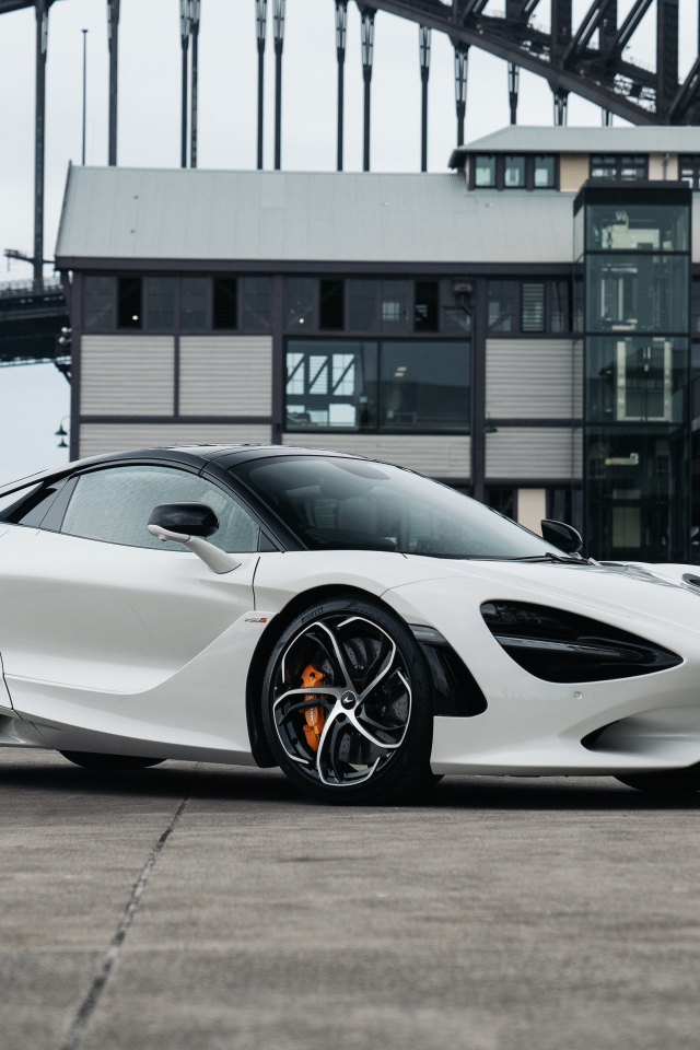 Автомобиль McLaren 750S Spider у здания