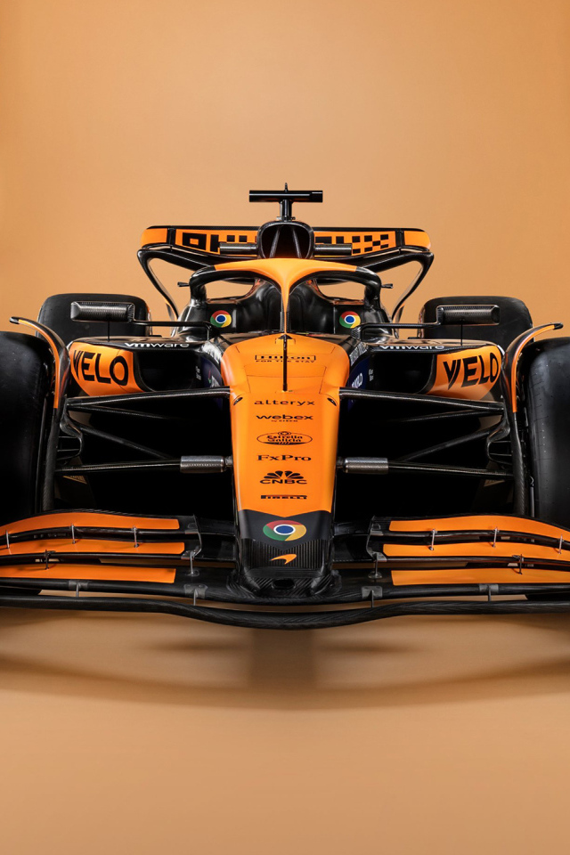 Оранжевый гоночный автомобиль McLaren MCL38 2024 года