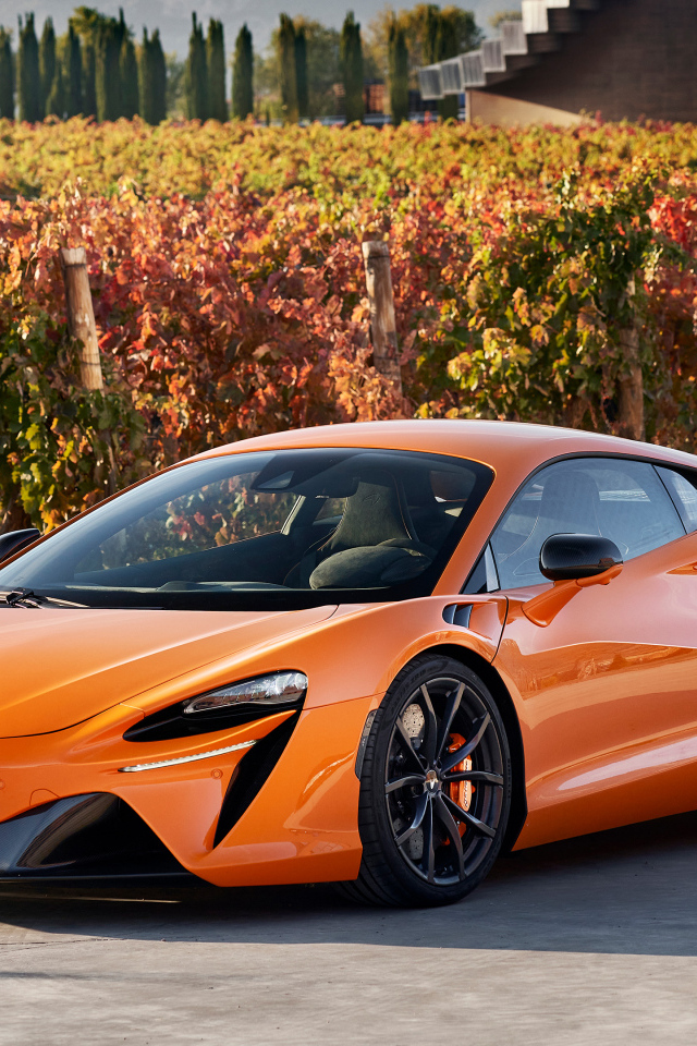 Оранжевый спортивный автомобиль McLaren Artura