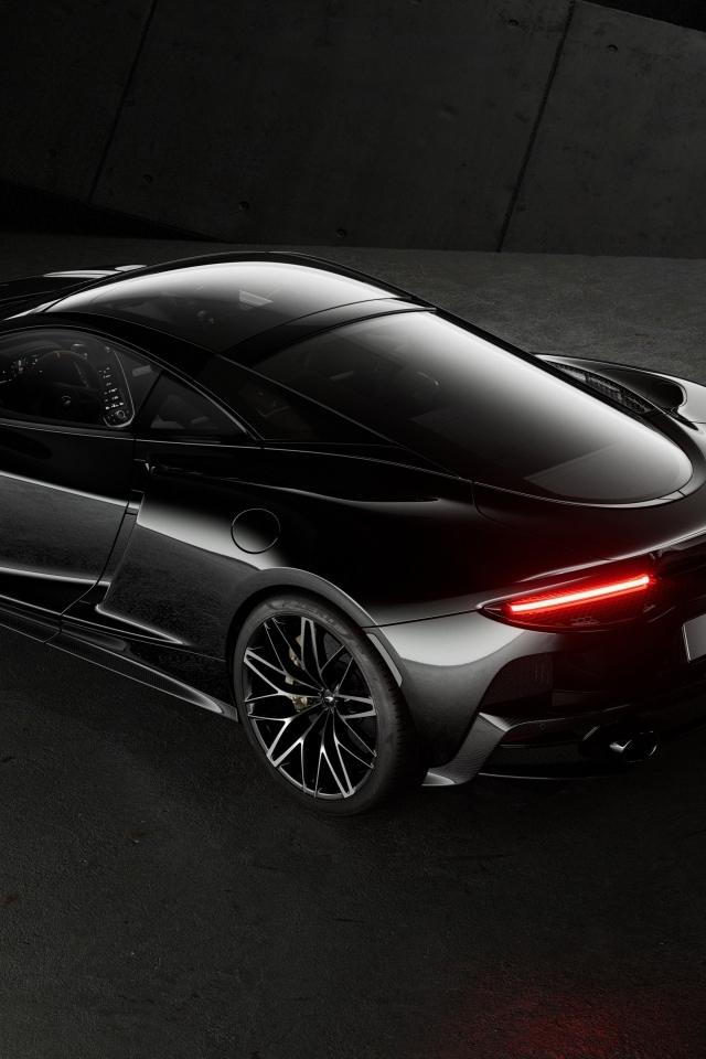 Вид сзади на черный автомобиль McLaren GT 60th Anniversary Edition