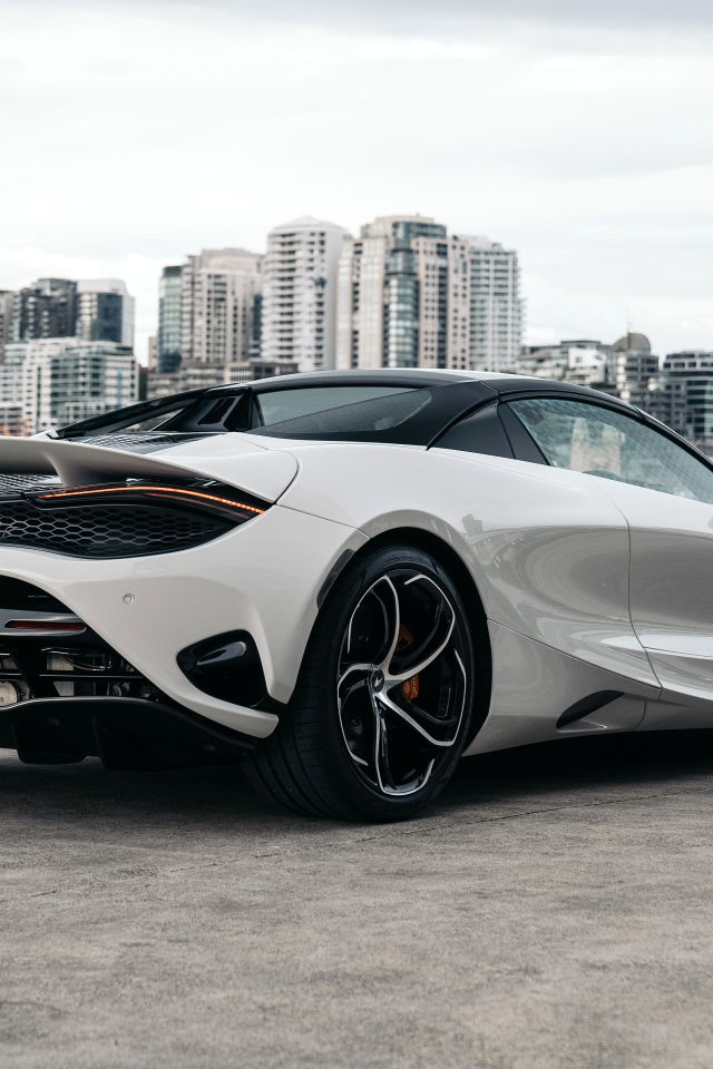 Вид сзади на автомобиль McLaren 750S Spider
