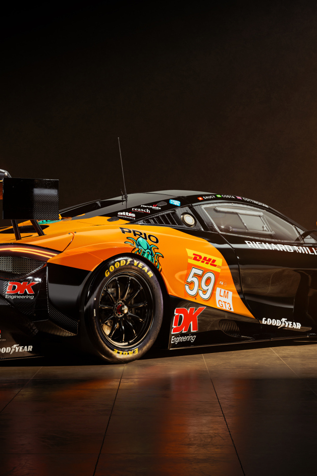 Вид сзади на быстрый автомобиль McLaren 720S GT3 EVO