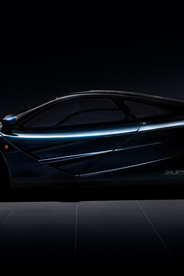 Вид сбоку на черный дорогой автомобиль McLaren F1