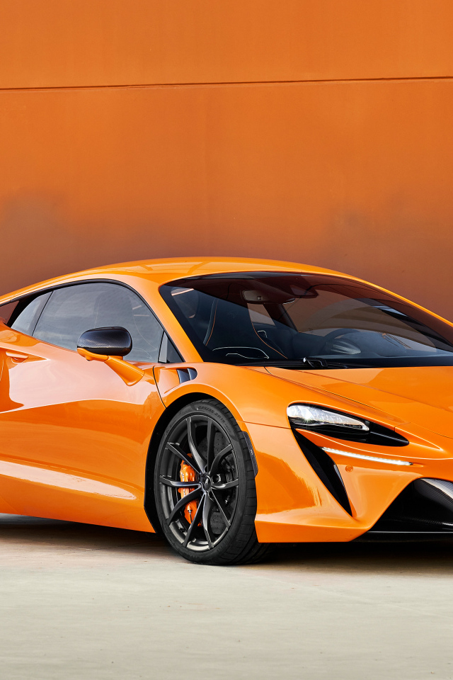 Вид на быстрый автомобиль McLaren Artura