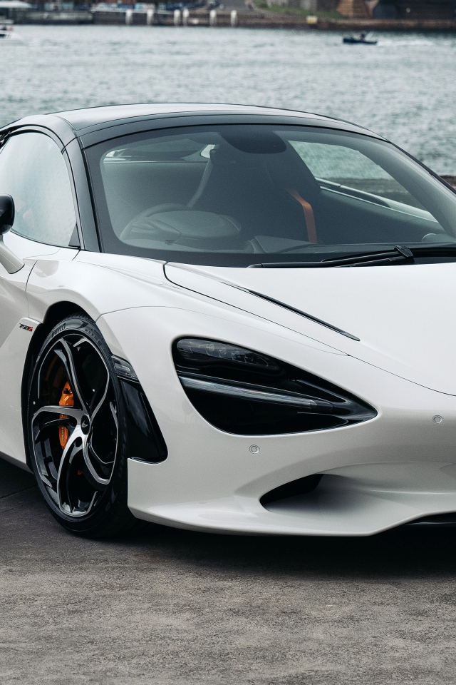 Белый автомобиль McLaren 750S Spider