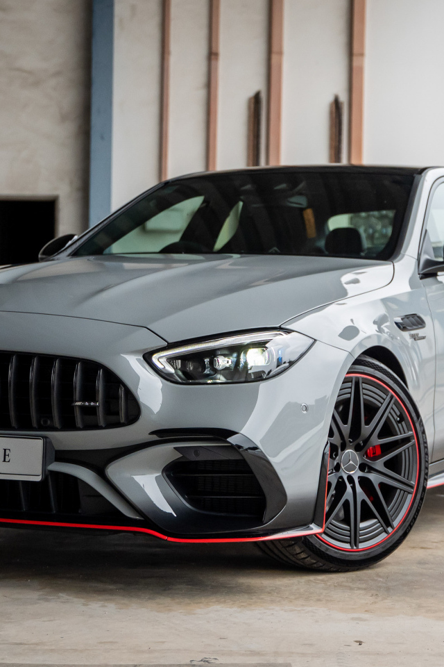 Автомобиль Mercedes-AMG C 63 S E Performance F1 Edition 2024 года