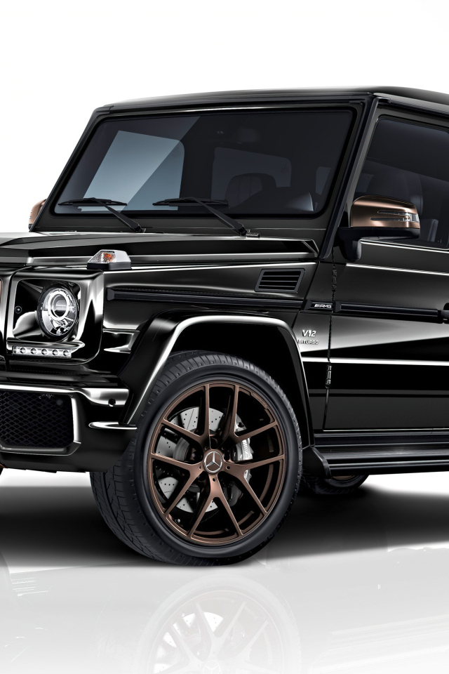 Черный джип Mercedes-AMG G65 на белом фоне