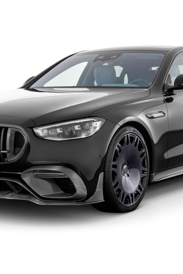 Черный автомобиль Mercedes-AMG S 63 E Performance Brabus 930 на белом фоне