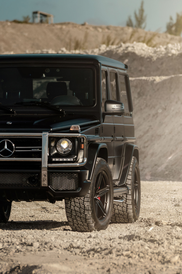 Черный джип Mercedes G Wagon в горах