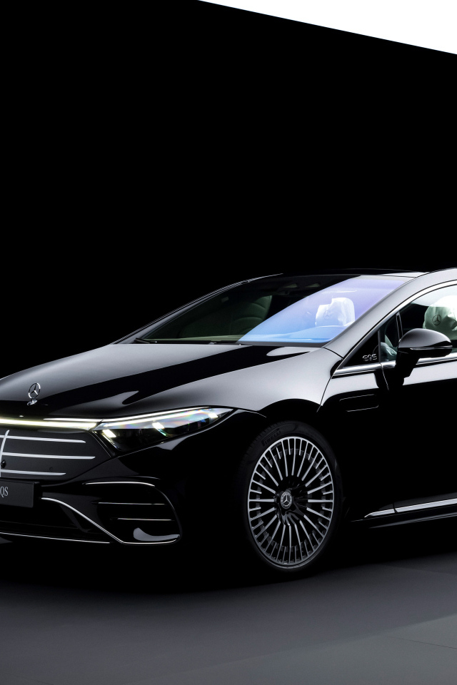 Черный стильный автомобиль Mercedes-Benz EQS 580 4MATIC AMG Line Manufaktur Selection 2024 года