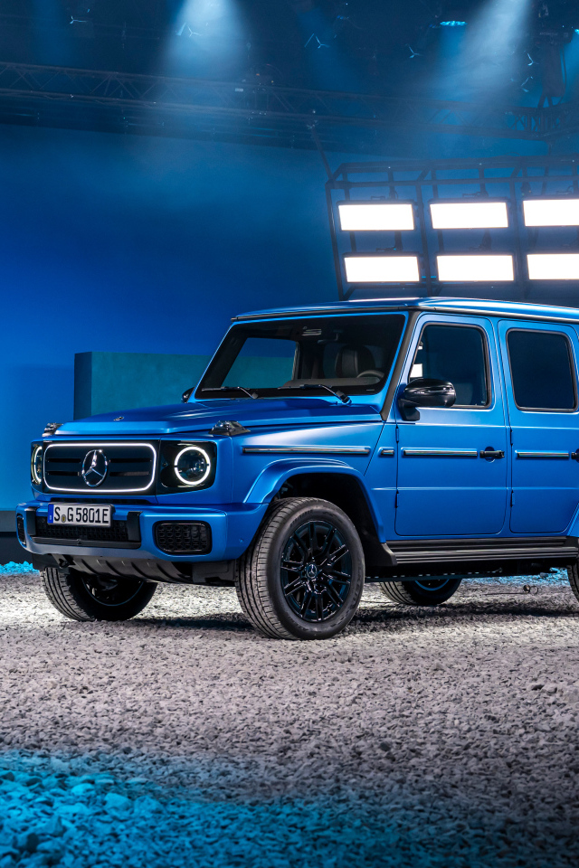 Синий внедорожник  Mercedes-Benz G 580 With EQ Technology Edition One 2024  года в здании