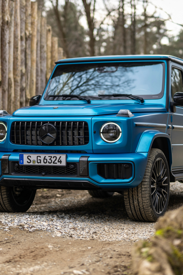 Синий автомобиль Mercedes-AMG G 63 Manufaktur 2024  года