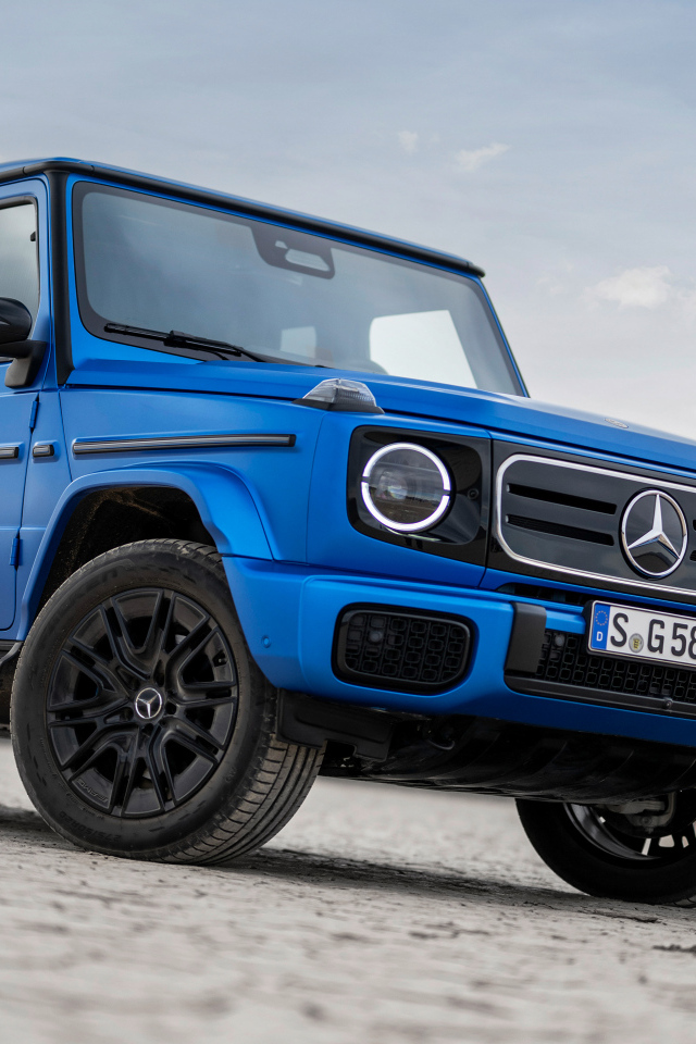 Синий внедорожник Mercedes-Benz G 580 With EQ Technology Edition One 2024 года