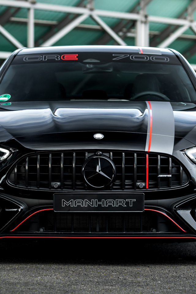 Вид спереди на автомобиль Mercedes-AMG C 63 S E Performance Manhart CRE 700 2024 года
