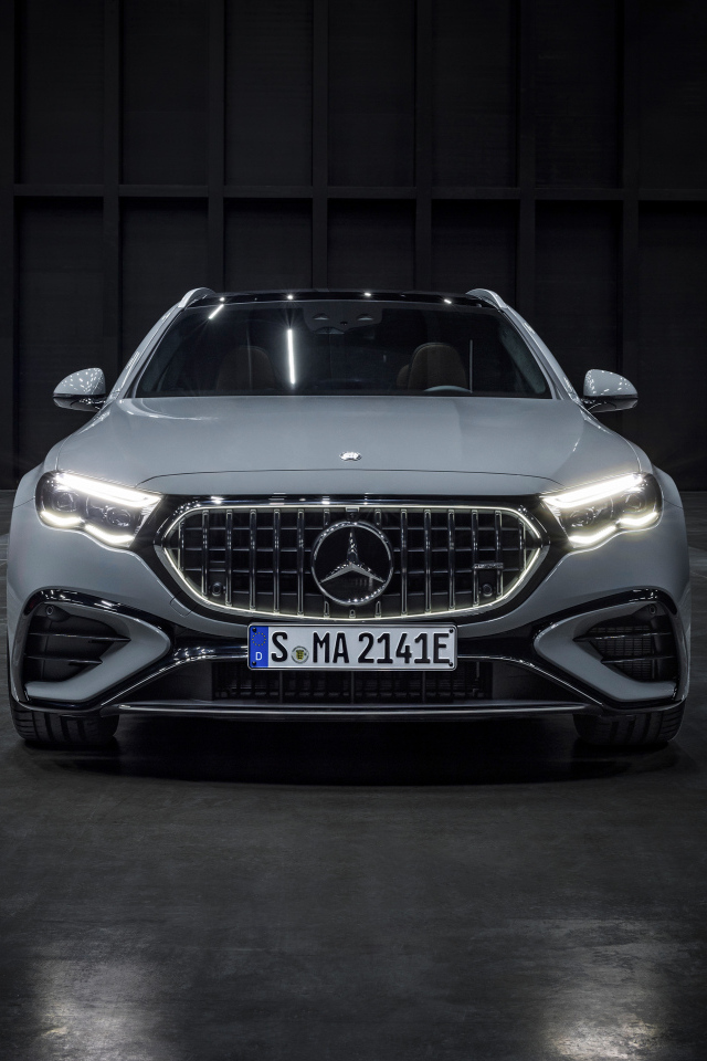 Вид спереди на автомобиль Mercedes-AMG E 53 HYBRID 4MATIC+ Estate 2024 года
