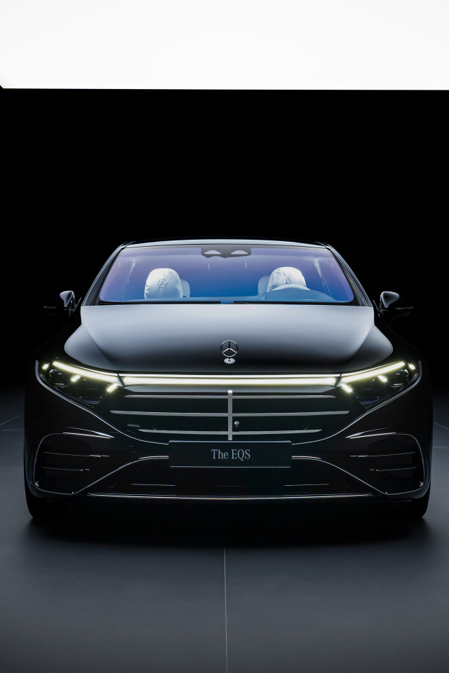 Вид спереди на автомобиль Mercedes-Benz EQS 580 4MATIC AMG Line Manufaktur Selection 2024 года