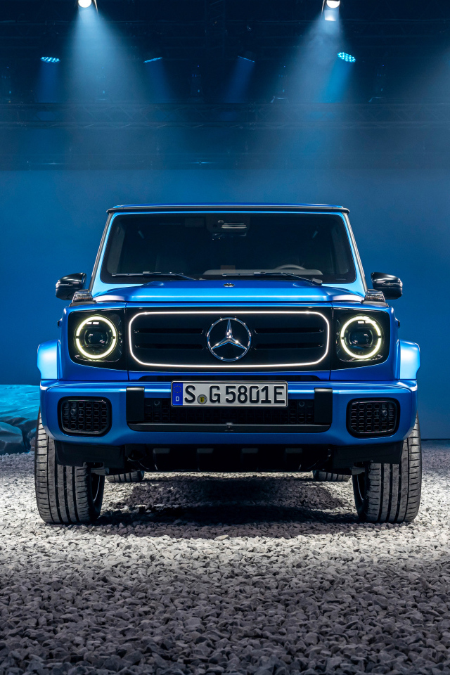 Вид спереди на автомобиль Mercedes-Benz G 580 With EQ Technology Edition One 2024 года