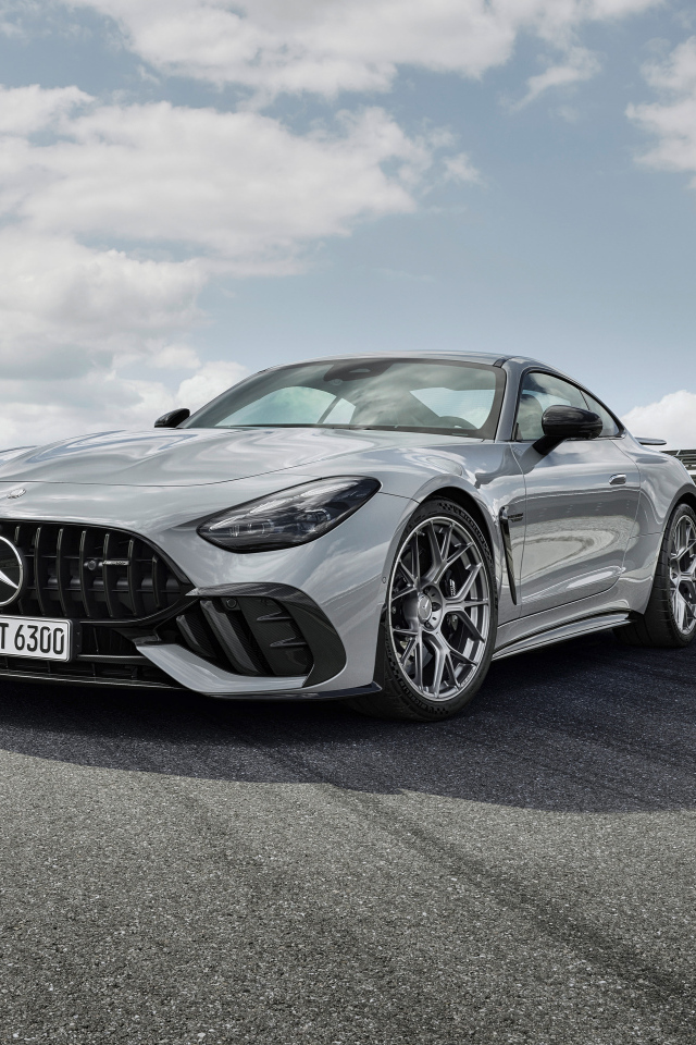 Вид спереди на автомобиль Mercedes-AMG GT 63 PRO 4MATIC+ на трассе