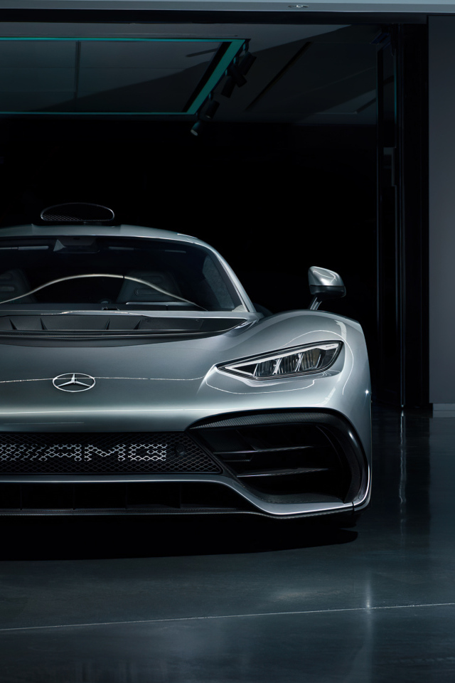 Вид спереди на автомобиль Mercedes-AMG ONE
