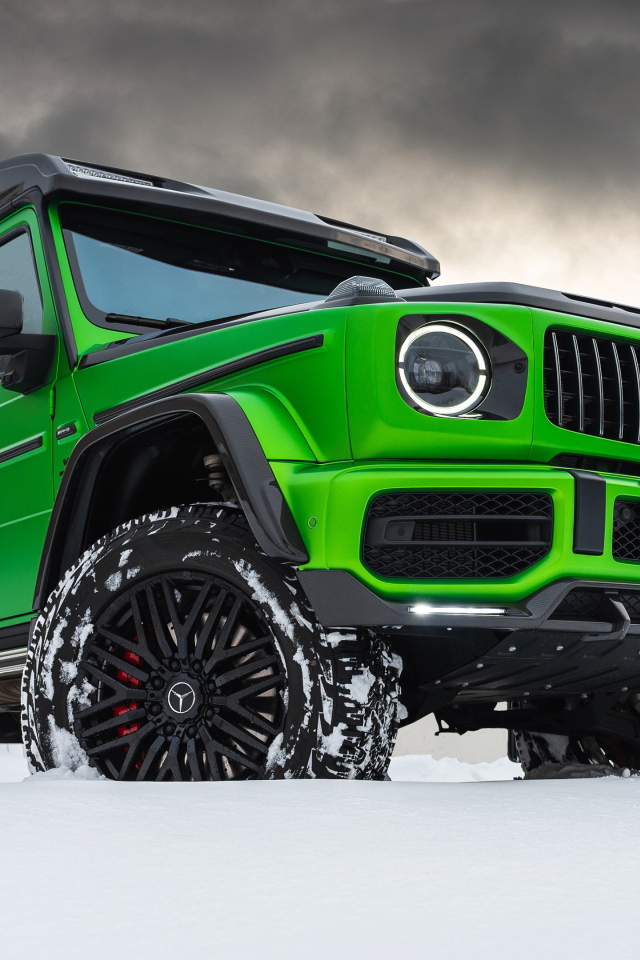Вид спереди на зеленый  джип Mercedes-AMG G 63 Inferno 4x4